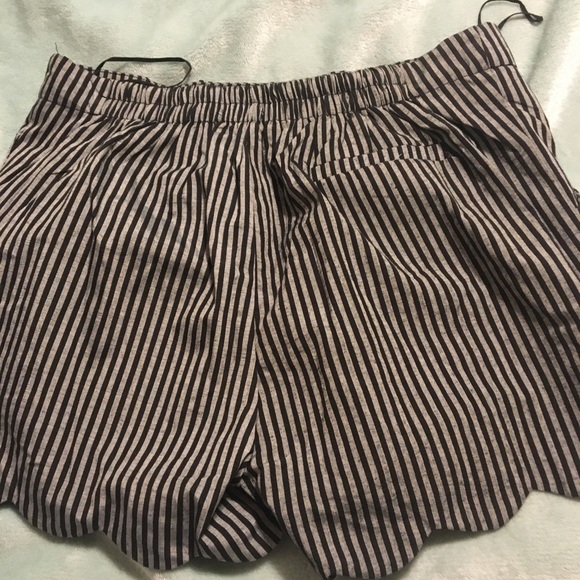 Striped scalloped shorts - Picture 2 of 4